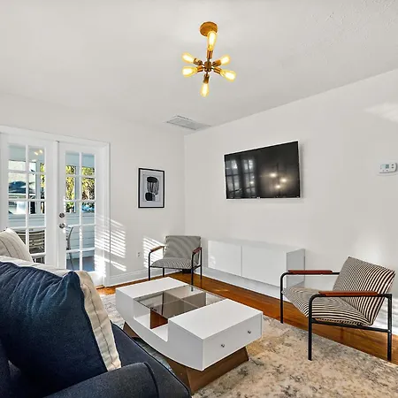Private Uptown Flat - Walk To Nights Of Lights! Apartment